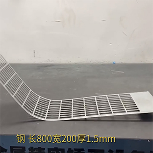 長方條網(wǎng)板激光切割變形整平機-800寬200厚1.5mm不銹鋼校平機-鋼網(wǎng)矯平設備